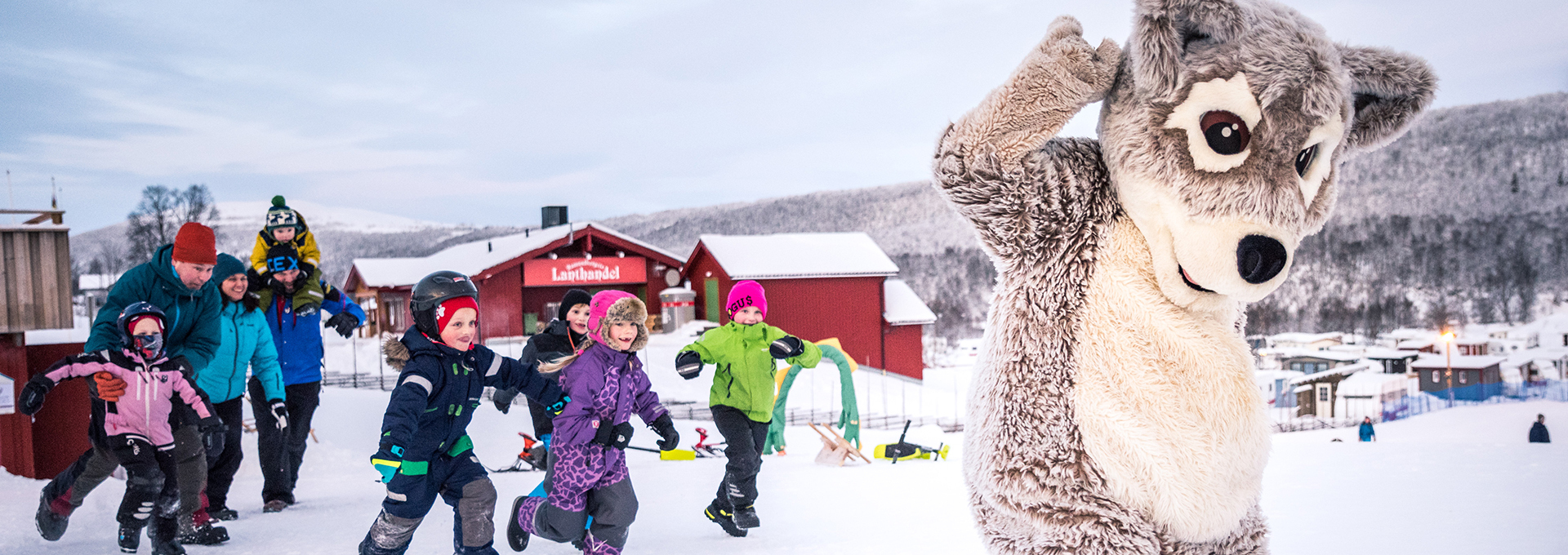 Mickelina leker med barnen