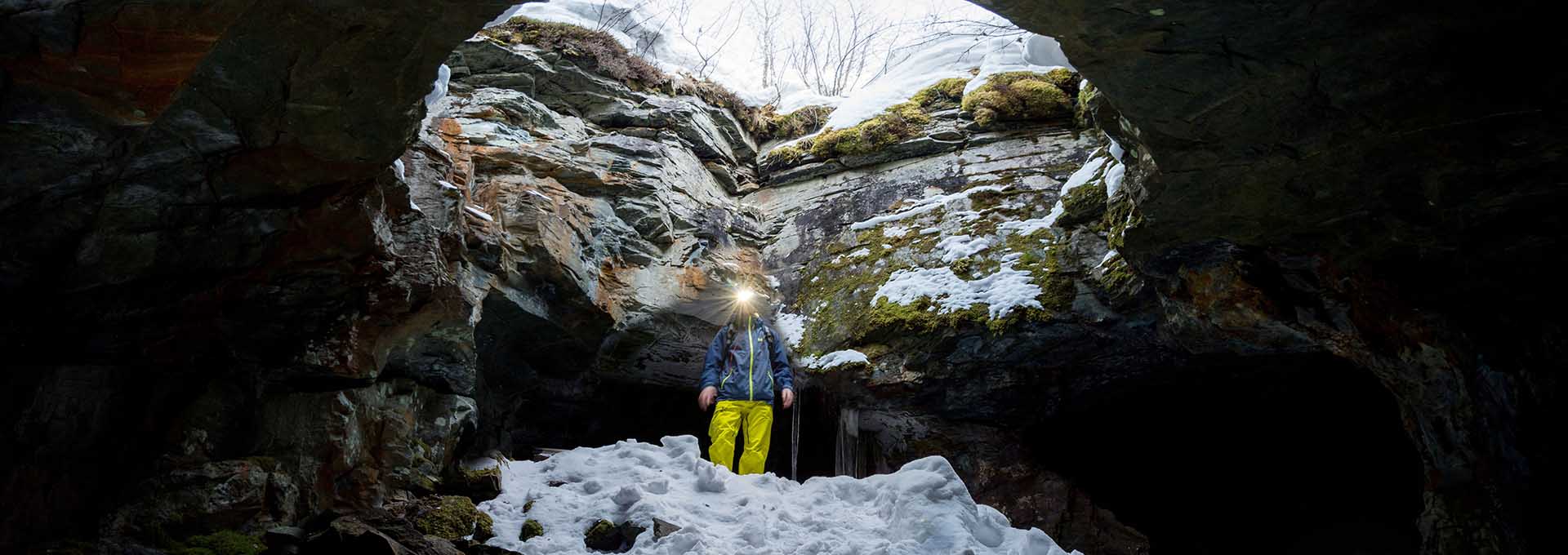 människa besöker gruvan