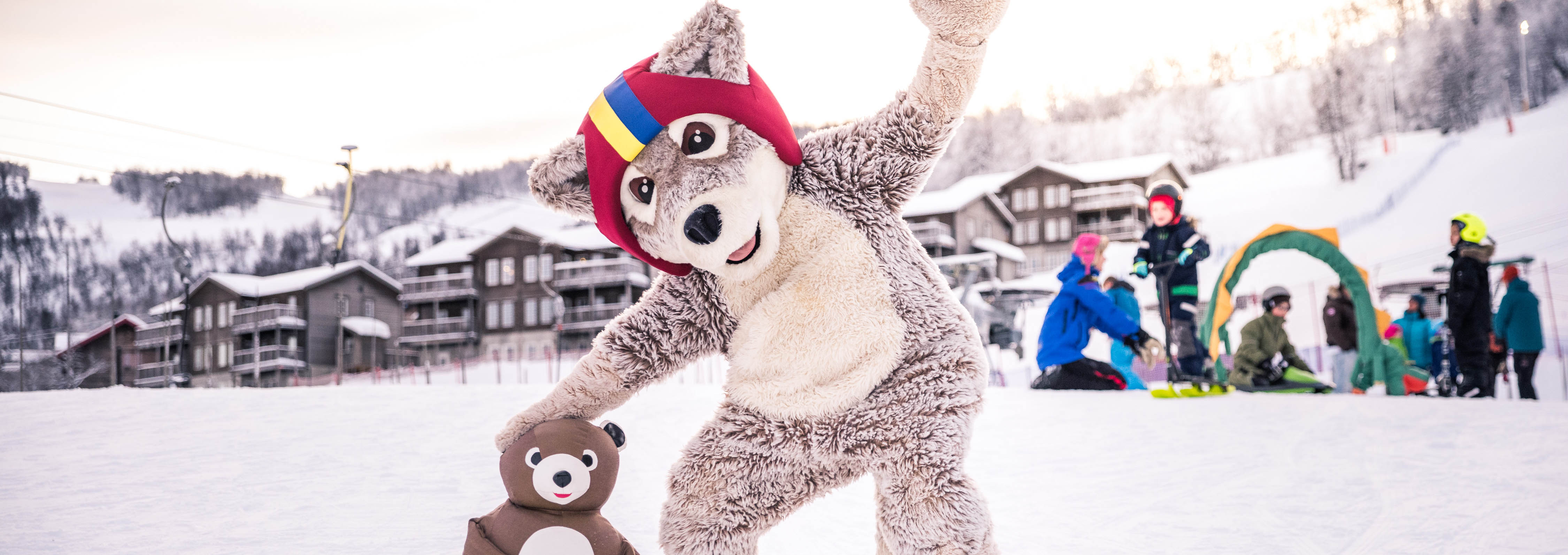 Mickelina kramar ett barn